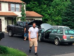 Michael Rotondo se ve afuera de la casa de sus padres en Camillus, Nueva York. Aunque había dejado el hogar a los 20 años, volvió tras quedar desempleado hace 8 años. AP/The Post-Standard/. D.  Dowty