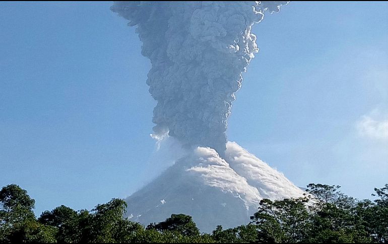 El volcán se ubica a unos 30 kilómetros de la ciudad de Yogyakarta, en la popular isla de Java. AP / S. Riyadi