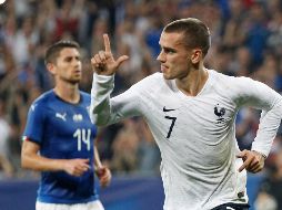 Griezmann (D) celebra tras anotar un penalti en el amistoso Francia-Italia disputado ayer viernes. AP/C. Paris