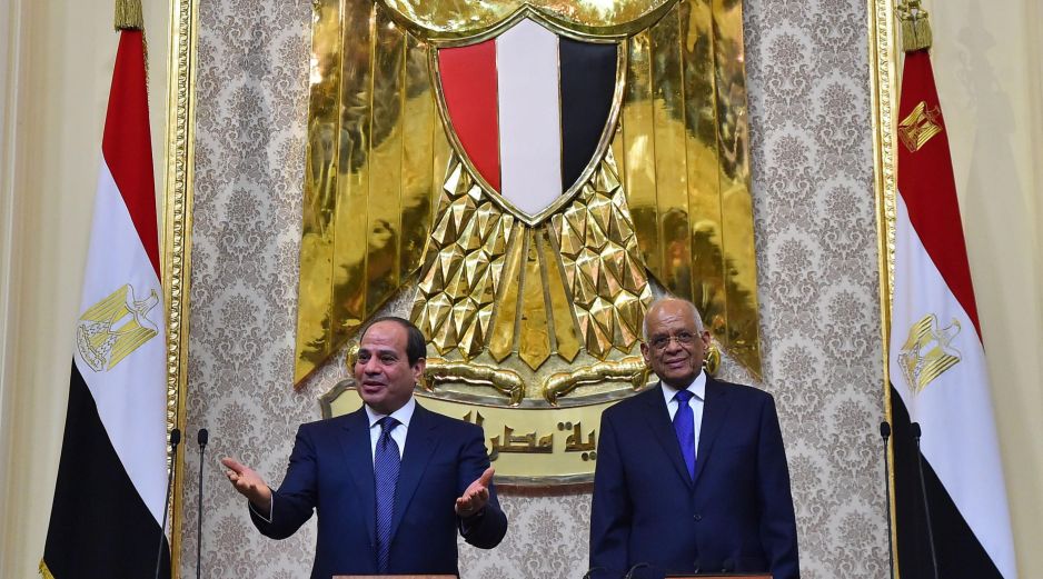 Al-Sisi (I) llegó al poder después de que el ejército del que era el máximo responsable, derrocara al presidente islamista Mohamed Mursi tras un movimiento de protestas en su contra. AFP /