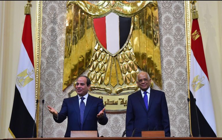 Al-Sisi (I) llegó al poder después de que el ejército del que era el máximo responsable, derrocara al presidente islamista Mohamed Mursi tras un movimiento de protestas en su contra. AFP /
