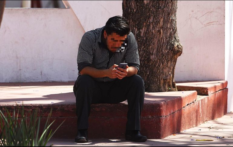 Cuando estamos en una posición alineada, la cabeza pesa de 4.5 a cinco kilogramos, pero al ver el celular, la cabeza se inclina hasta 45 grados, con lo que llega a pesar hasta 22. EL INFORMADOR / ARCHIVO