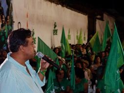 El candidato escuchó reclamos de los pobladores, quienes le solicitaron que se rehabilite la carretera que une a Ciudad Guzmán con Zapotitlán de Vadillo. TWITTER / @salvadorcosio1