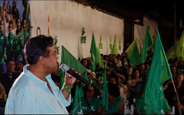 El candidato escuchó reclamos de los pobladores, quienes le solicitaron que se rehabilite la carretera que une a Ciudad Guzmán con Zapotitlán de Vadillo. TWITTER / @salvadorcosio1