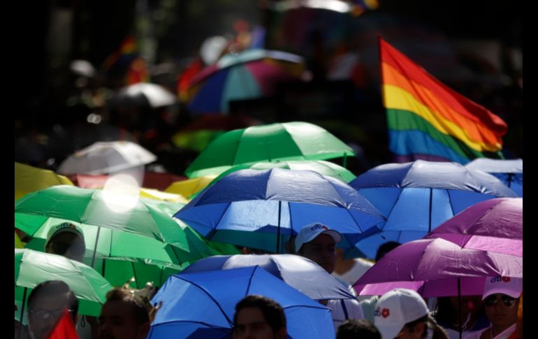 Las personas acuden a la manifestación para mostrar  su orgullo #LGBTTTI y exigir sus derechos, así como festejar quiénes son. EL INFORMADOR / F. Atilano