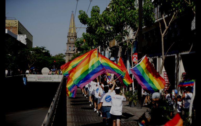 Las personas acuden a la manifestación para mostrar  su orgullo #LGBTTTI y exigir sus derechos, así como festejar quiénes son. EL INFORMADOR / F. Atilano
