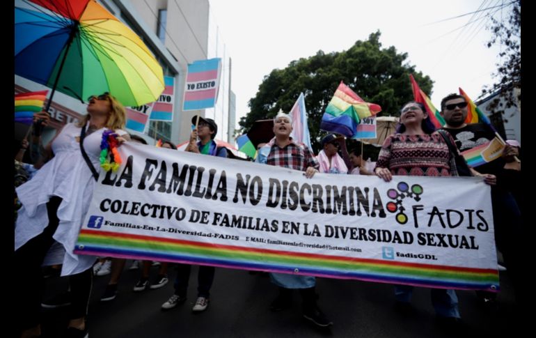 Las personas acuden a la manifestación para mostrar  su orgullo #LGBTTTI y exigir sus derechos, así como festejar quiénes son. EL INFORMADOR / F. Atilano