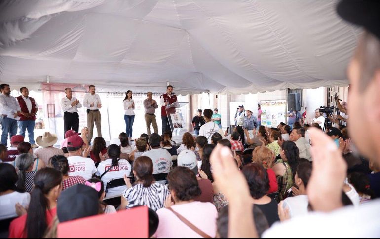 En su visita al municipio de Yahualica de González Gallo, el candidato se reunió con habitantes en la plaza principal. TWITTER / @DrCarlosLomeli