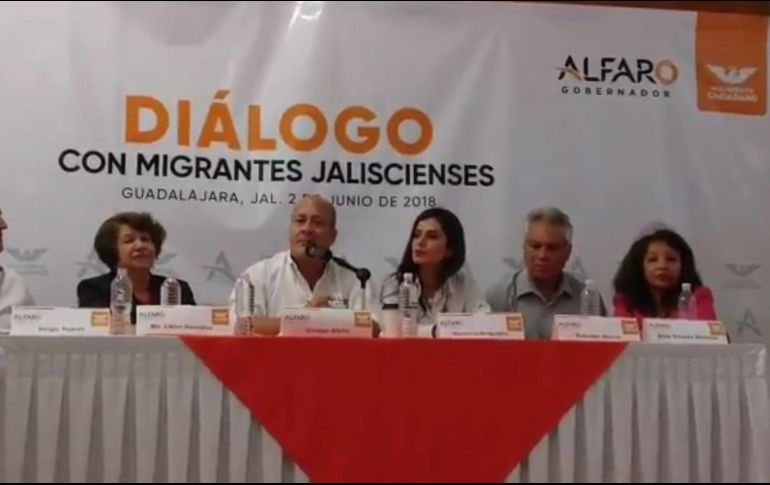 Alfaro sostuvo un diálogo por videoconferencia con migrantes que viven en Chicago y Los Ángeles. TWITTER / @EnriqueAlfaroR