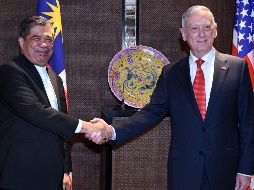 James Mattis (D) estrecha la mano del Ministro de Defensa de Malasia, Mohamad Sabu, durante una reunión bilateral en el marco del foro de diálogo Sangri-La. AFP/R. Rahman