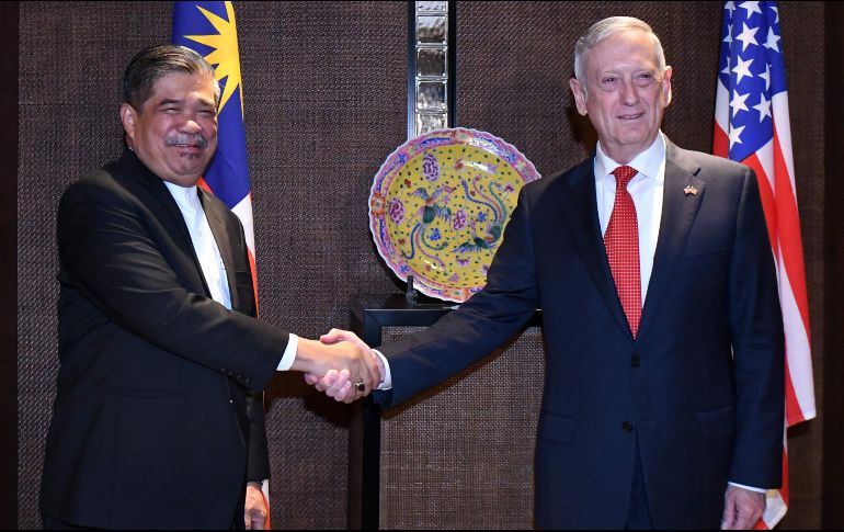 James Mattis (D) estrecha la mano del Ministro de Defensa de Malasia, Mohamad Sabu, durante una reunión bilateral en el marco del foro de diálogo Sangri-La. AFP/R. Rahman