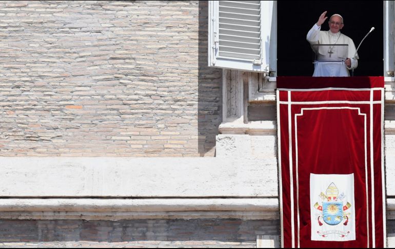 El Pontífice saluda a los fieles desde la ventana del palacio apostólico del Vaticano. AFP/A. Pizzoli