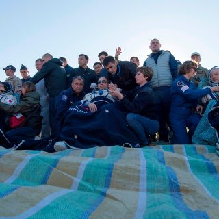 Regresan tres astronautas de la estación espacial