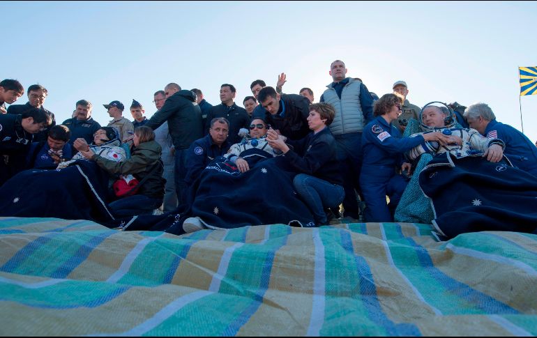 La cápsula aterrizó sin problemas aparentes, descendiendo bajo un paracaídas rojo y blanco. AFP / Nasa
