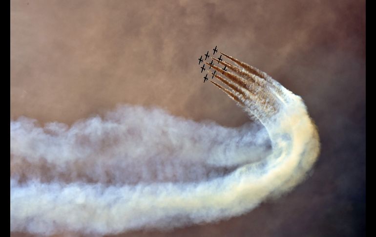 Una unidad de la Fuerza Aérea acrobática italiana se prepara para lanzar humo con los colores de la bandera italiana, en el merco del Gran Premio de Fórmula 1 en Mugello. AFP/P. Monteforte