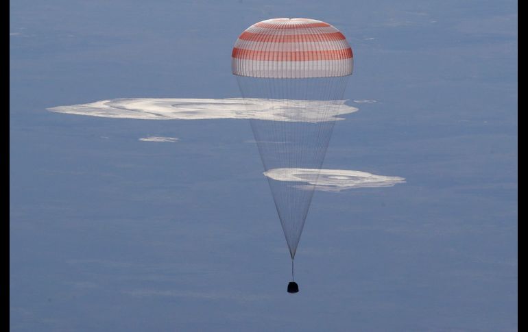 Una cápsula espacial Soyuz MS-07 aterriza al sureste de Dzhezkazgan, Kazajistán. En ella regresaron, provenientes de la Estación Espacial, los astronautas Anton Shkaplerov y Scott Tingle. AFP/D. Lovetsky