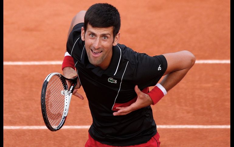 El serbio Novak Djokovic interactúa con el público tras derrotar al español Fernando Verdasco , durante un partido de Roland Garros en París. AP/C. Ena