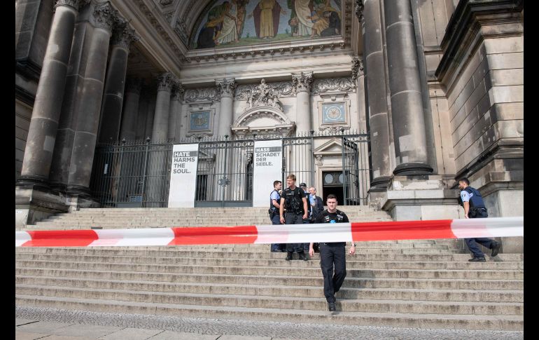 Policías acordonan la catedral de Berlín, en Alemania. Un agente de policía disparó e hirió en una pierna a un hombre que estaba en el recinto con un cuchillo y tenía un comportamiento 