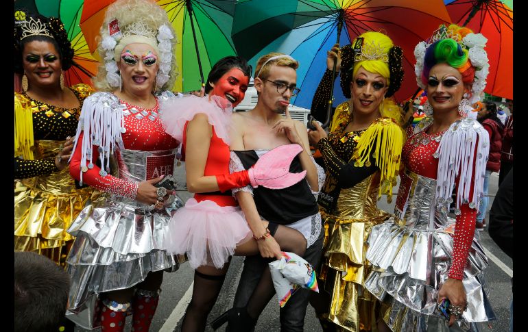 Miles de personas de todas las edades lucían las conocidas banderas arco iris, además de disfraces. AP/N. Antoine