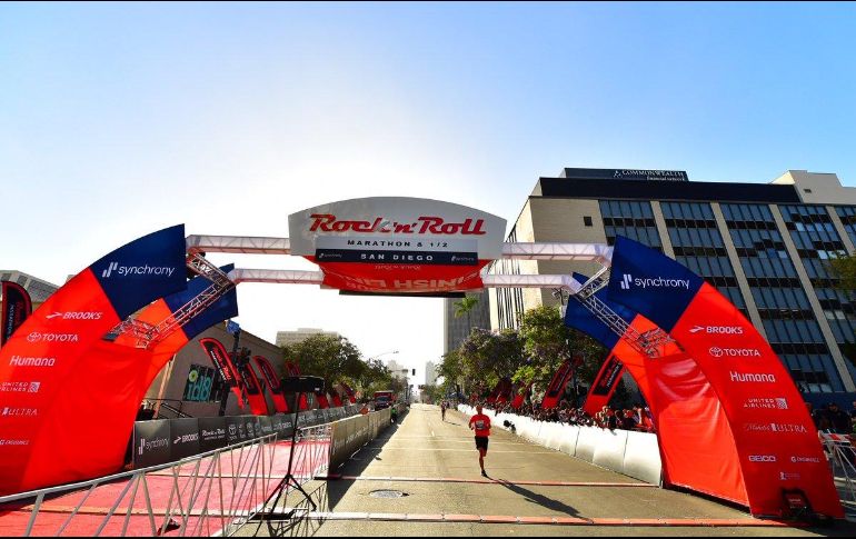 Una mujer realizó disparos en un estacionamiento, cerca de la línea de llegada de la maratón Rock 'n' Roll de San Diego. TWITTER / @RunRocknRoll