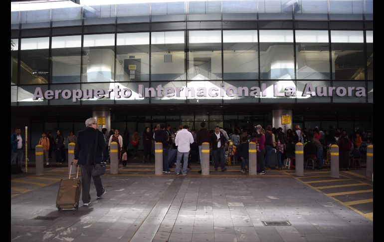 Pasajeros aguardan en el aeropuerto La Aurora, en Ciudad de Guatemala, mientras permanecía cerrado.  AFP/J. Ordonez