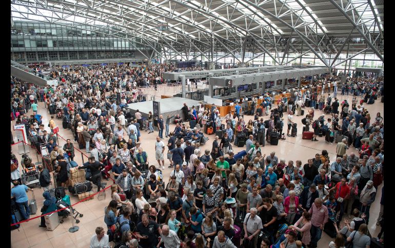 Viajeros aguardan en el aeropuerto de Hamburgo, Alemania, luego de que un corto circuito paralizó la terminal. Se estima que unos 30 mil pasajeros se vieron afectados. AFP/DPA/D. Reinhardt