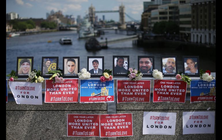 Fotos de las personas asesinadas en el puente Londres se ven en la capital del Reino Unido, al cumplirse un año de los ataques terroristas en el puente y el mercado de Borough. AFP/D. Leal-Olivas