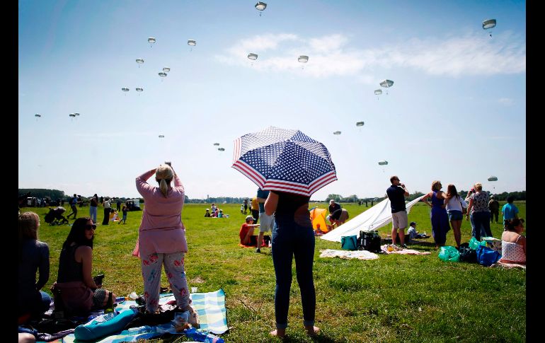Soldados descienden con paracaídas en Sainte-Mere-Eglise, Francia, durante una ceremonia por el 74 aniversario del Día D, que conmemora el desembarco en Normandía de los Aliados, en la Segunda Guerra Mundial. AFP/C. Triballeau