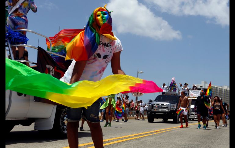 Miles de personas desfilan durante la edición número 28 de la Marcha del Orgullo Lésbico, Gay,  Bisexual, Transgénero, Transexual, Intesexual y Queer, por las calles de San Juan, Puerto Rico. EFE/T. Llorca