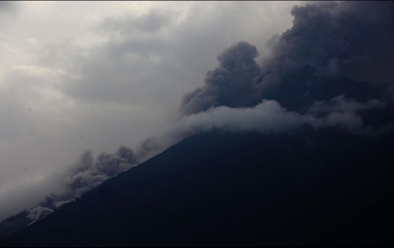 La ceniza que lanzó el volcán alcanzó hasta los 10 mil metros de altura. EFE / E. Biba
