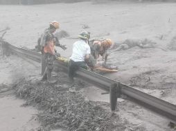 Al menos seis personan han fallecido y una veintena resultaron heridas por la violenta erupción que registró el volcán de Fuego en Guatemala. EFE / Ministerio de Defensa Guatemala