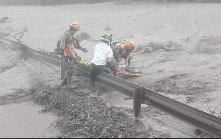 Al menos seis personan han fallecido y una veintena resultaron heridas por la violenta erupción que registró el volcán de Fuego en Guatemala. EFE / Ministerio de Defensa Guatemala