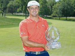 Sufrido. Bryson DeChambeau posa con su trofeo de campeón tras ganar en desempate. AFP