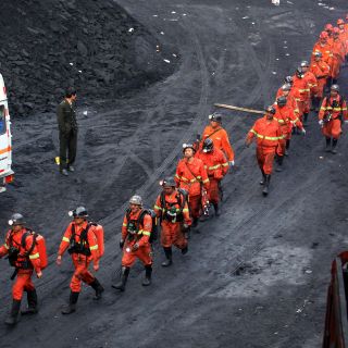 Fallecen cinco mineros tras alud de tierra en Indonesia