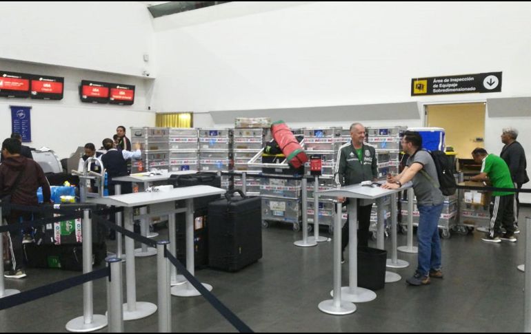 Los jugadores fueron introducidos por una puerta alterna en la Terminal 2 del Aeropuerto Internacional de la Ciudad de México. SUN/A. Orellana
