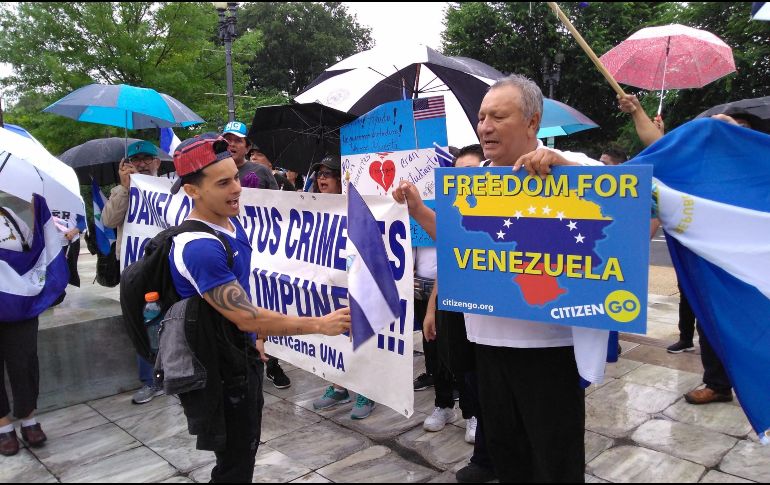 Manifestación contra Maduro y Ortega afuera de la sede de la OEA, en Washington. AFP/A. Dieste