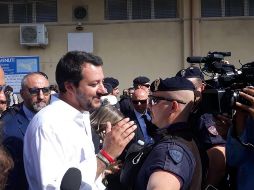Matteo Salvini visita un centro de migrantes en Poazallo, donde ayer llegaron 158 migrantes rescatados frente a las costas de Libia. EFE/A. Scarfo