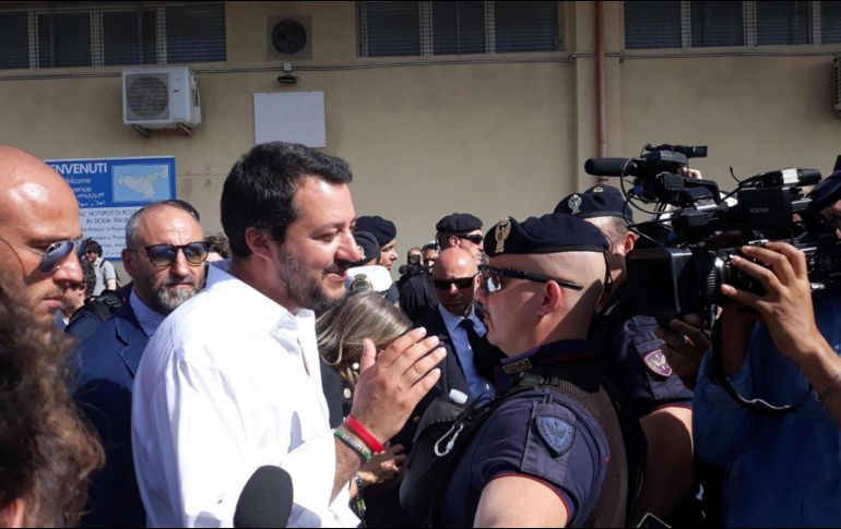 Matteo Salvini visita un centro de migrantes en Poazallo, donde ayer llegaron 158 migrantes rescatados frente a las costas de Libia. EFE/A. Scarfo