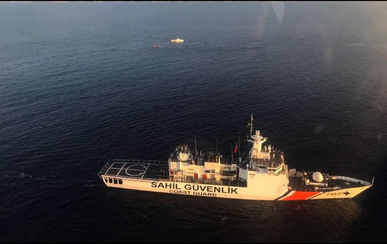 Un barco busca supervivientes del naufragio del domingo. En lo que va de año, 649 migrantes se han ahogado intentando cruzar el Mediterráneo. EFE