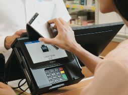 Los pagos con el sistema “Contactless” son más seguros porque evitan el uso de efectivo y tarjetas bancarias. Su uso ya está disponible en las sucursales de Farmacias Guadalajara. ESPECIAL