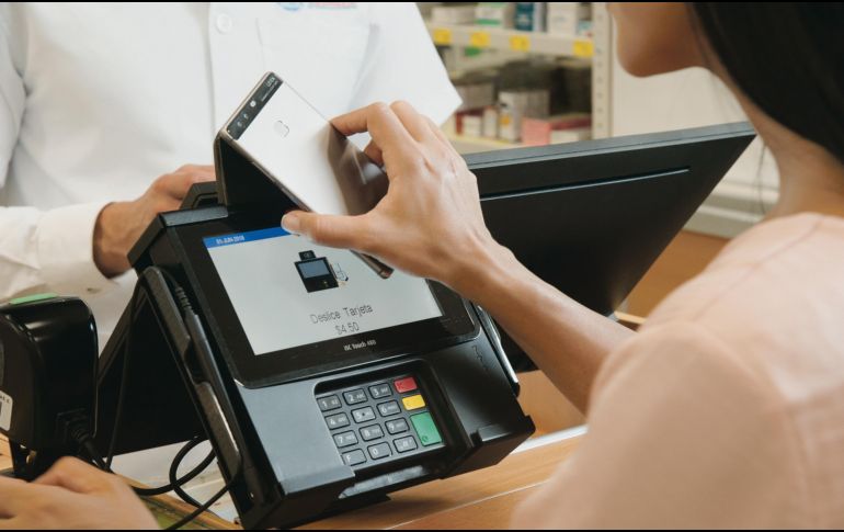 Los pagos con el sistema “Contactless” son más seguros porque evitan el uso de efectivo y tarjetas bancarias. Su uso ya está disponible en las sucursales de Farmacias Guadalajara. ESPECIAL