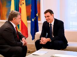 Pedro Sánchez (d) y Petró Poroshenko (i) conversaron sobre diversos temas. AFP/G. Bouys