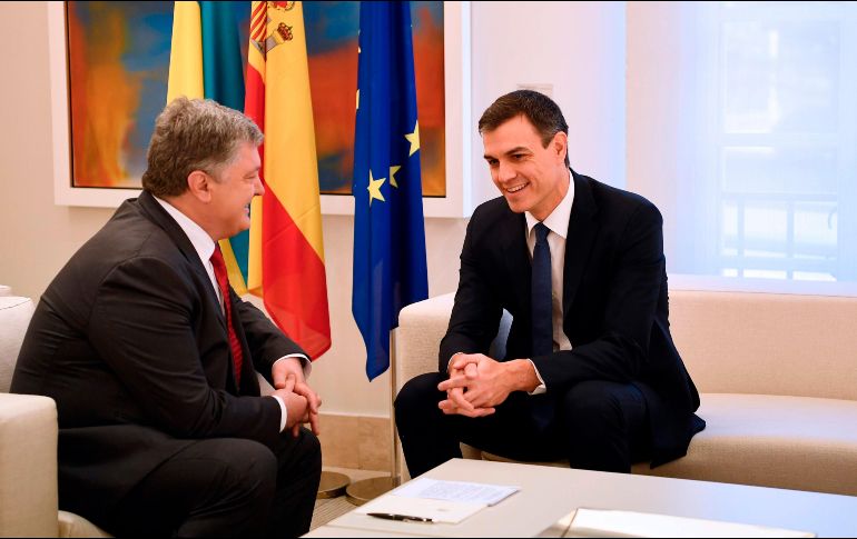 Pedro Sánchez (d) y Petró Poroshenko (i) conversaron sobre diversos temas. AFP/G. Bouys