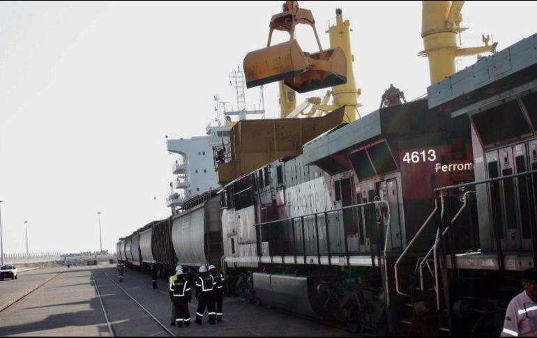 Los servicios e infraestructura entre los Puertos de Salina Cruz y Coatzacoalcos, se enlazaron con un cargamento de mil 900 toneladas de trigo. NOTIMEX