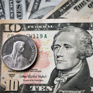 Dólar abre la semana con ganancia, se vende hasta en 20.35 pesos en bancos