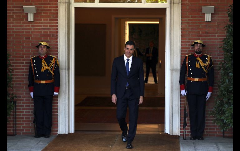 El presidente del Gobierno español, Pedro Sánchez, sale antes de recibir en el Palacio de la Moncloa en Madrid, al presidente de Ucrania, Petro Poroshenko, en su primer acto oficial tras la toma de posesión de su cargo este sábado. EFE/Ballesteros