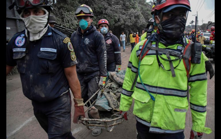 Policías trasladan un cuerpo recuperado en Escuintla, Guatemala, tras la erupción del volcán de Fuego.