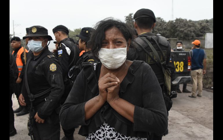Una mujer llora por sus familiares desaparecidos en San Miguel Los Lotes, un poblado del departamento de Escuintla.