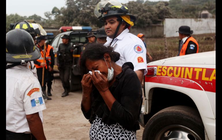 Las autoridades han confirmado al menos 62 muertos. Eufemia García llora al enterarse que perdió a toda su familia. EFE/E. Biba