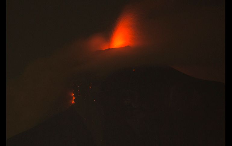 El volcán, con una altitud de 3 mil 763 metros y situado a 35 kilómetros al suroeste de la capital, Ciudad de Guatemala, entró en erupción el domingo. Vista desde Alotenango, Guatemala. AP/L. Soto